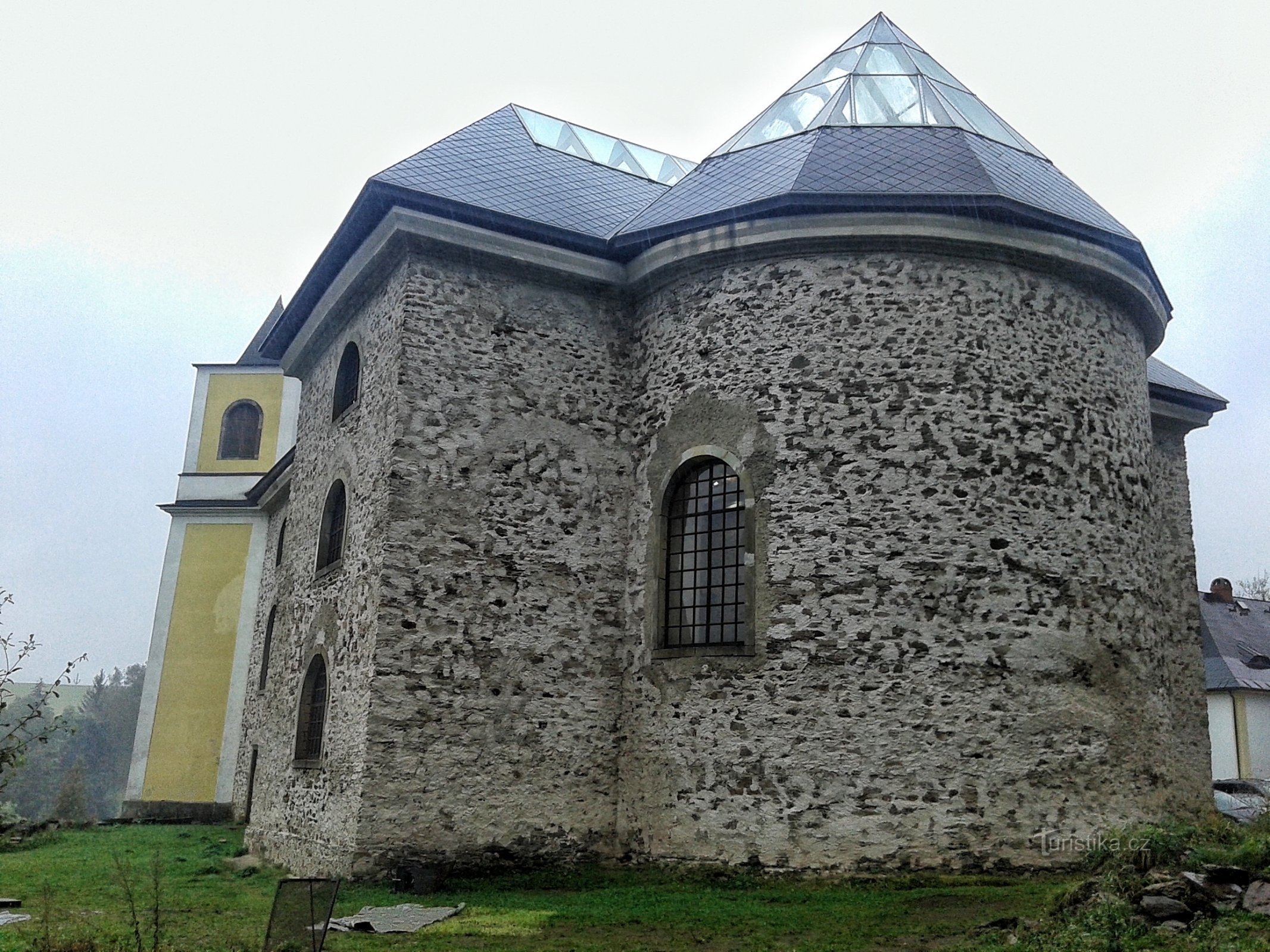 Chiesa dalla foresta