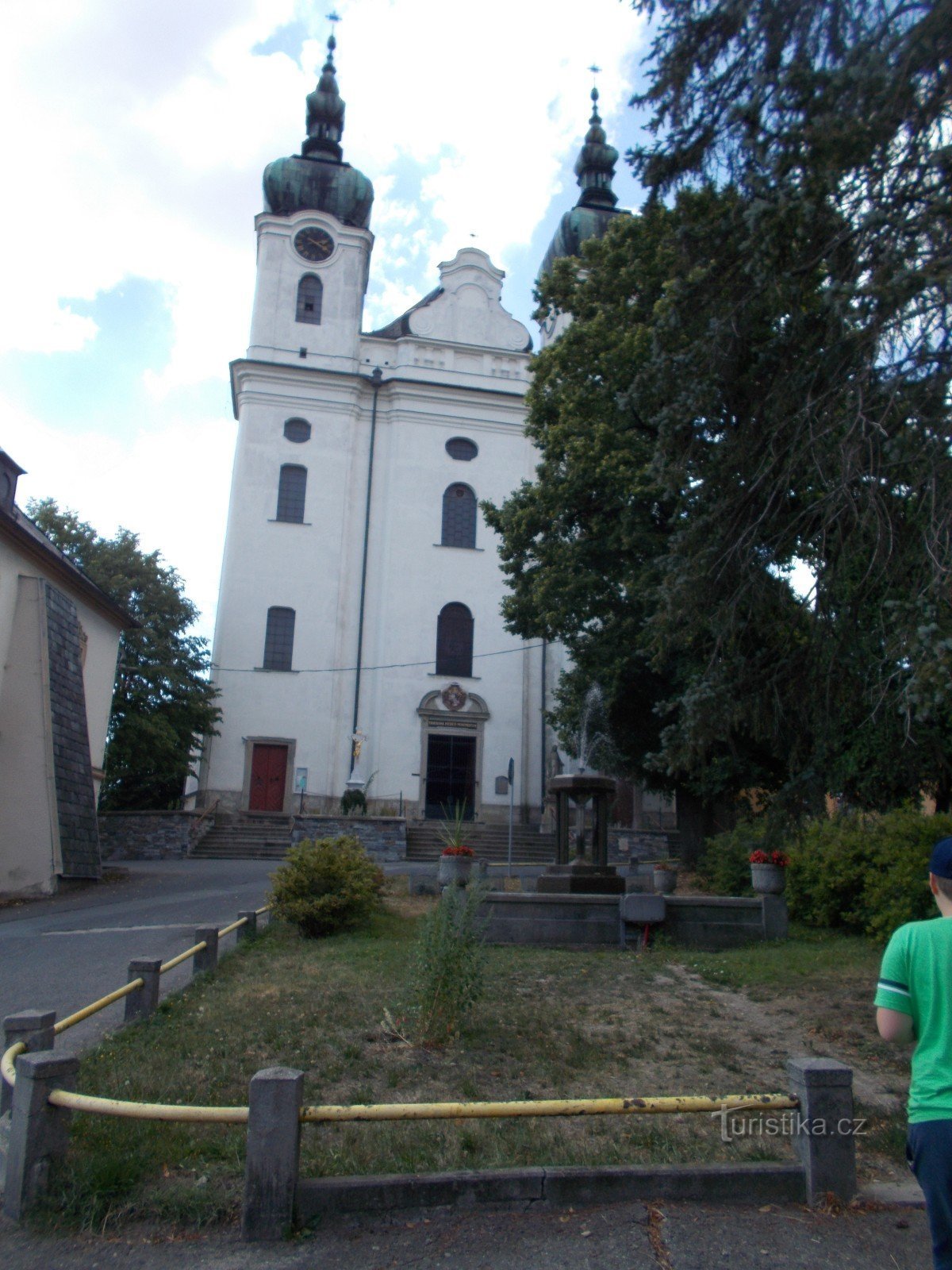 kostel od náměstí