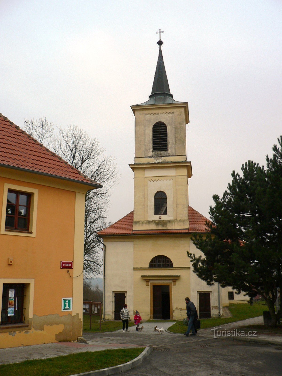 kostel od západu