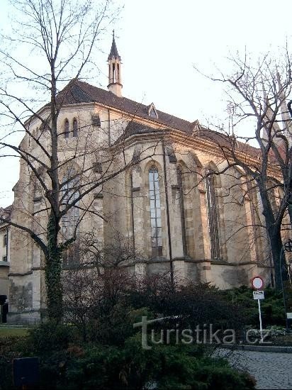 Crkva Djevice Marije: Samostan s hramom sv. Marije i slavenskih zaštitnika osnovao je god.