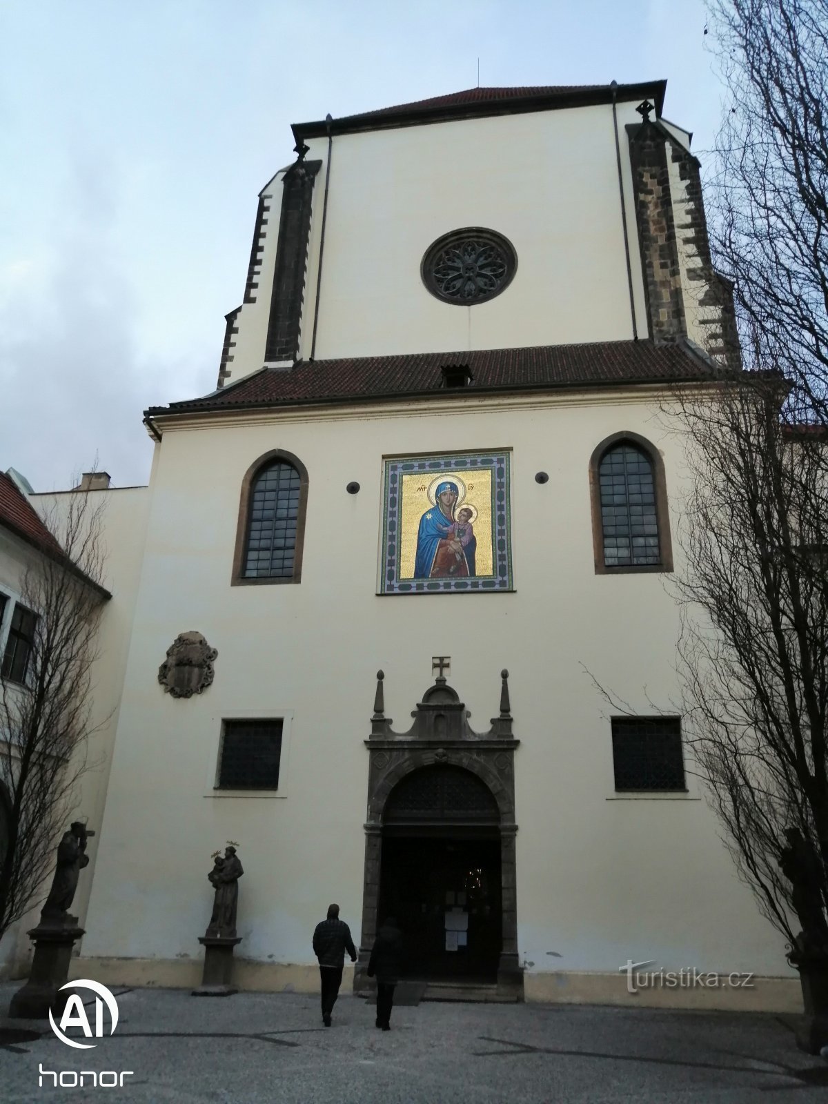 Cerkev Matere Božje snežne in frančiškanski vrt