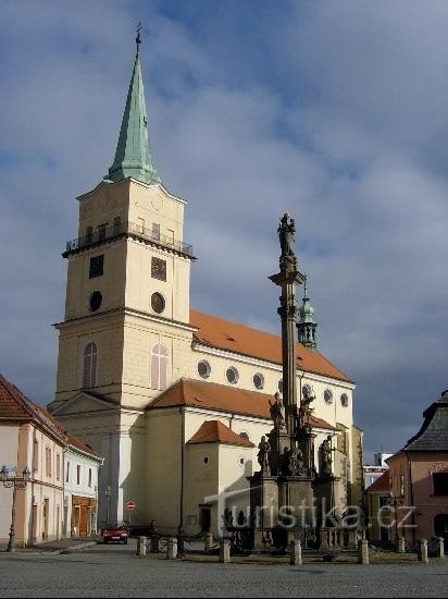 Church of Our Lady of the Snows: Den fører til den nordlige sidegang af Church of Our Lady of the Snows