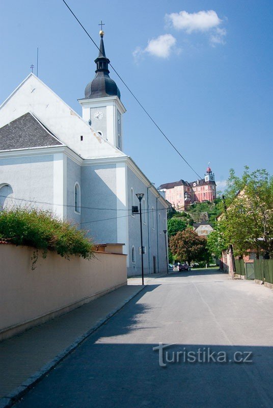 De kerk onder het kasteel Jánský vrch