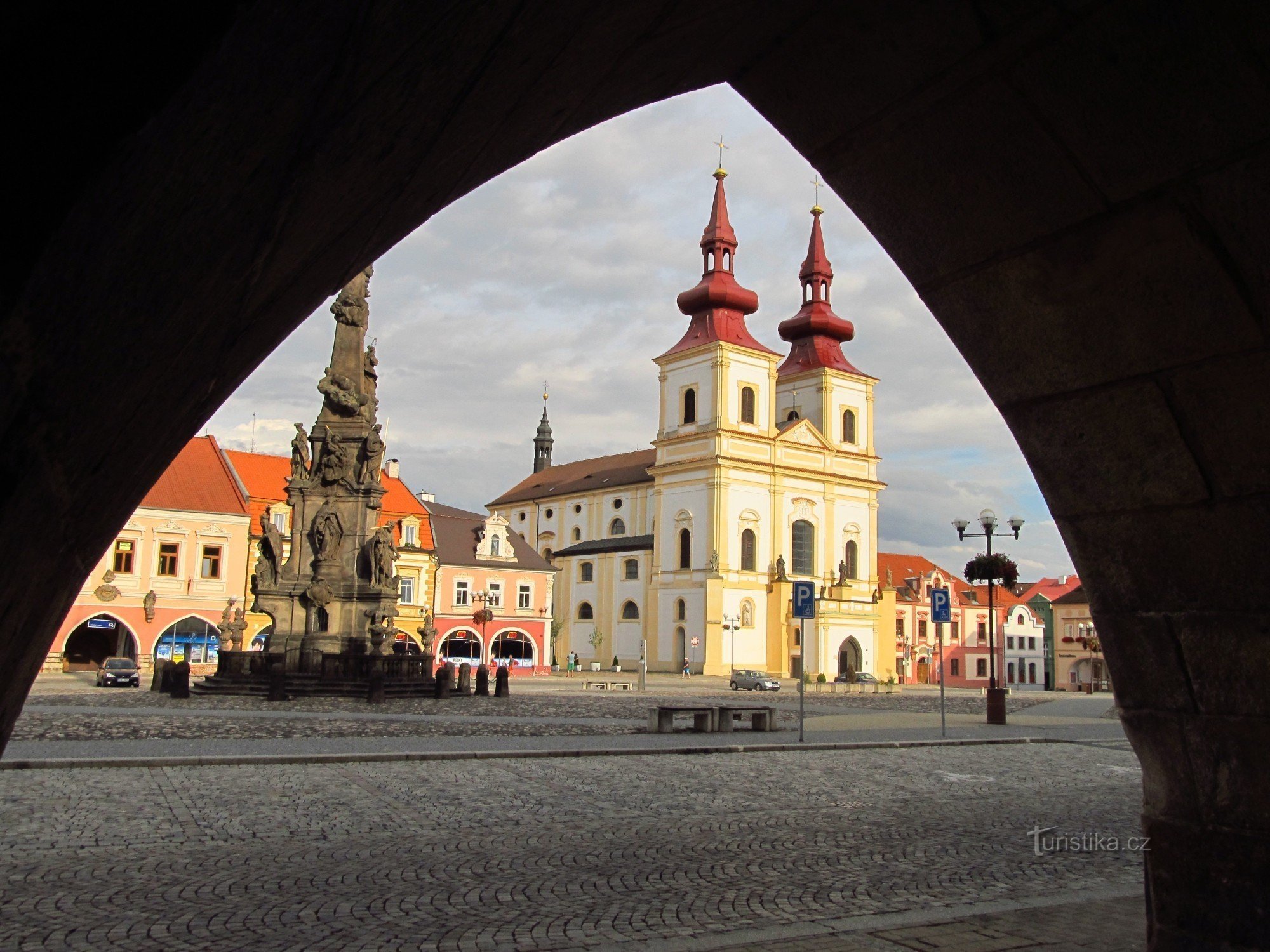 Cerkev Vnebohoda sv. Križi v Kadanih - pogled iz mestne hiše