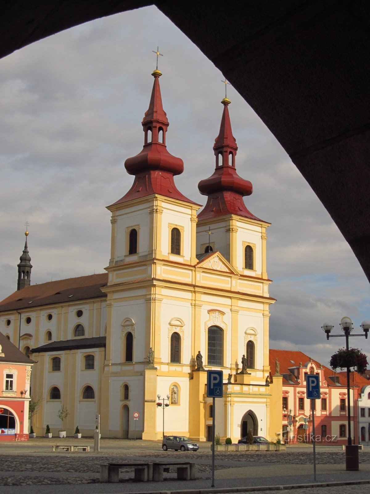 Iglesia de la Ascensión de St. Cruces en Kadani - vista desde el ayuntamiento