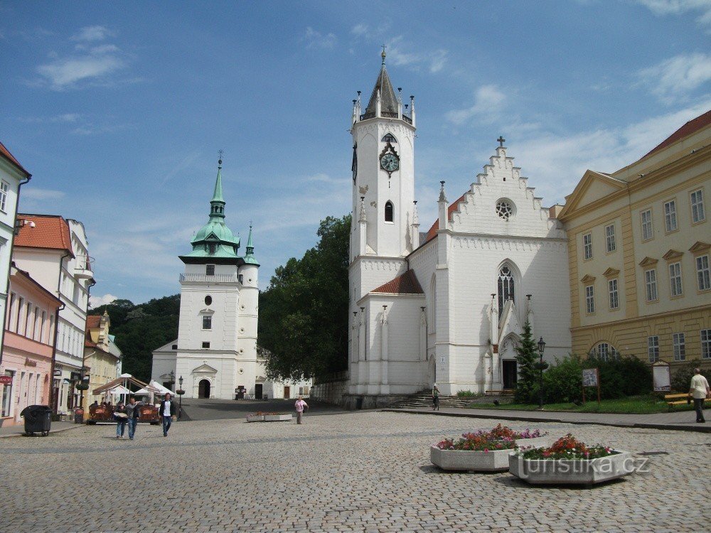 Kerk van de Hemelvaart van St. Kruisen (op de achtergrond de kerk van St. Johannes de Doper)