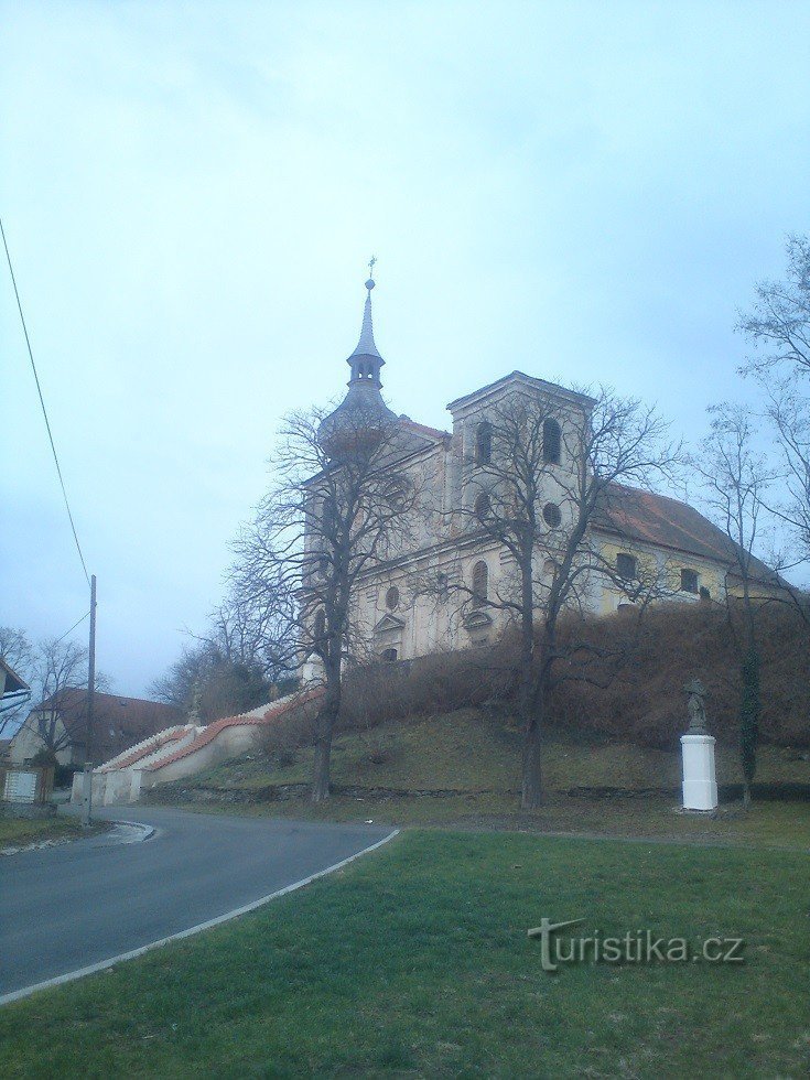 De laatgotische kerk wordt voor het eerst genoemd in 1352 als parochiekerk, in barokstijl