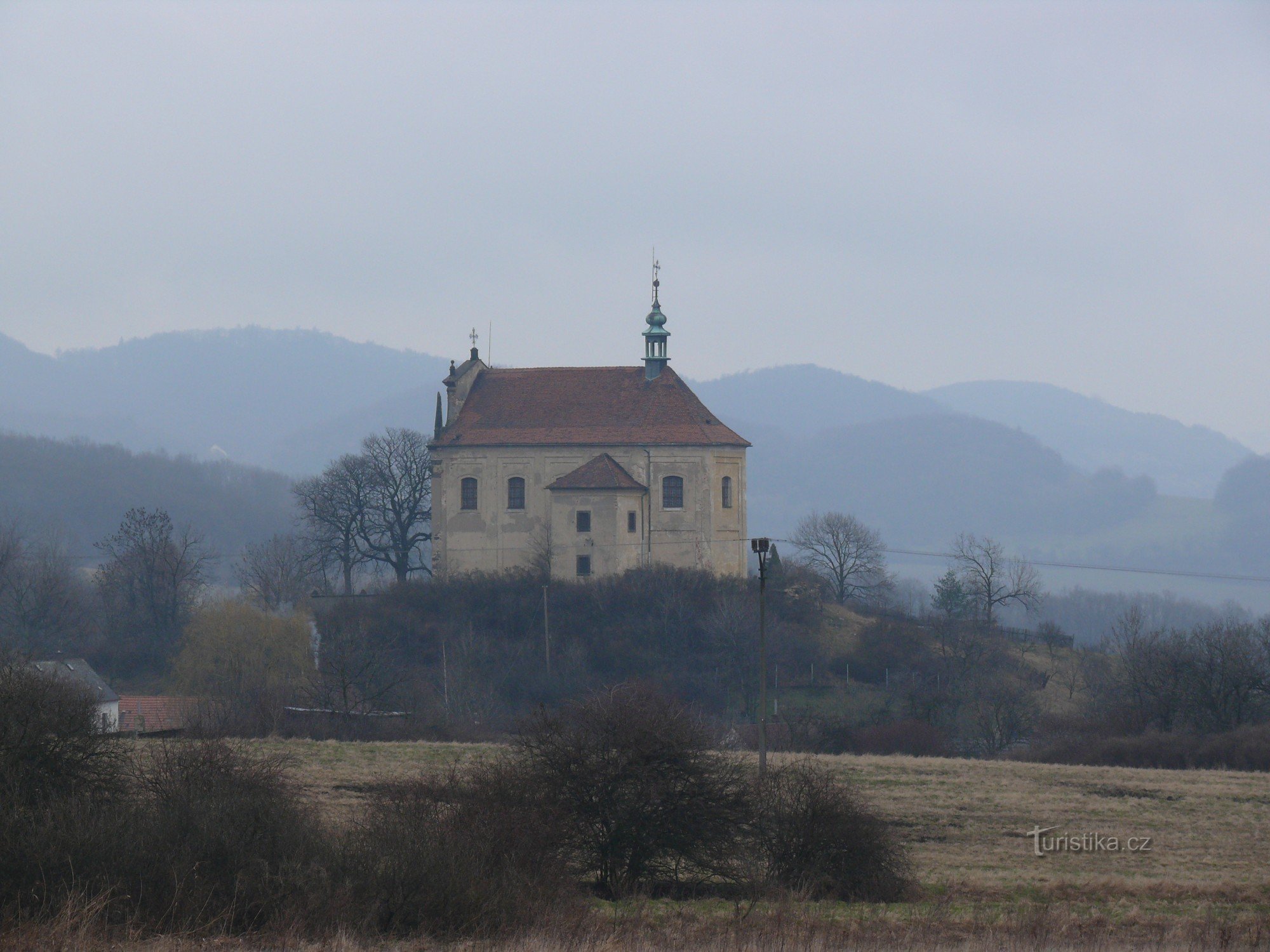 Kostel při pohledu od Milešova
