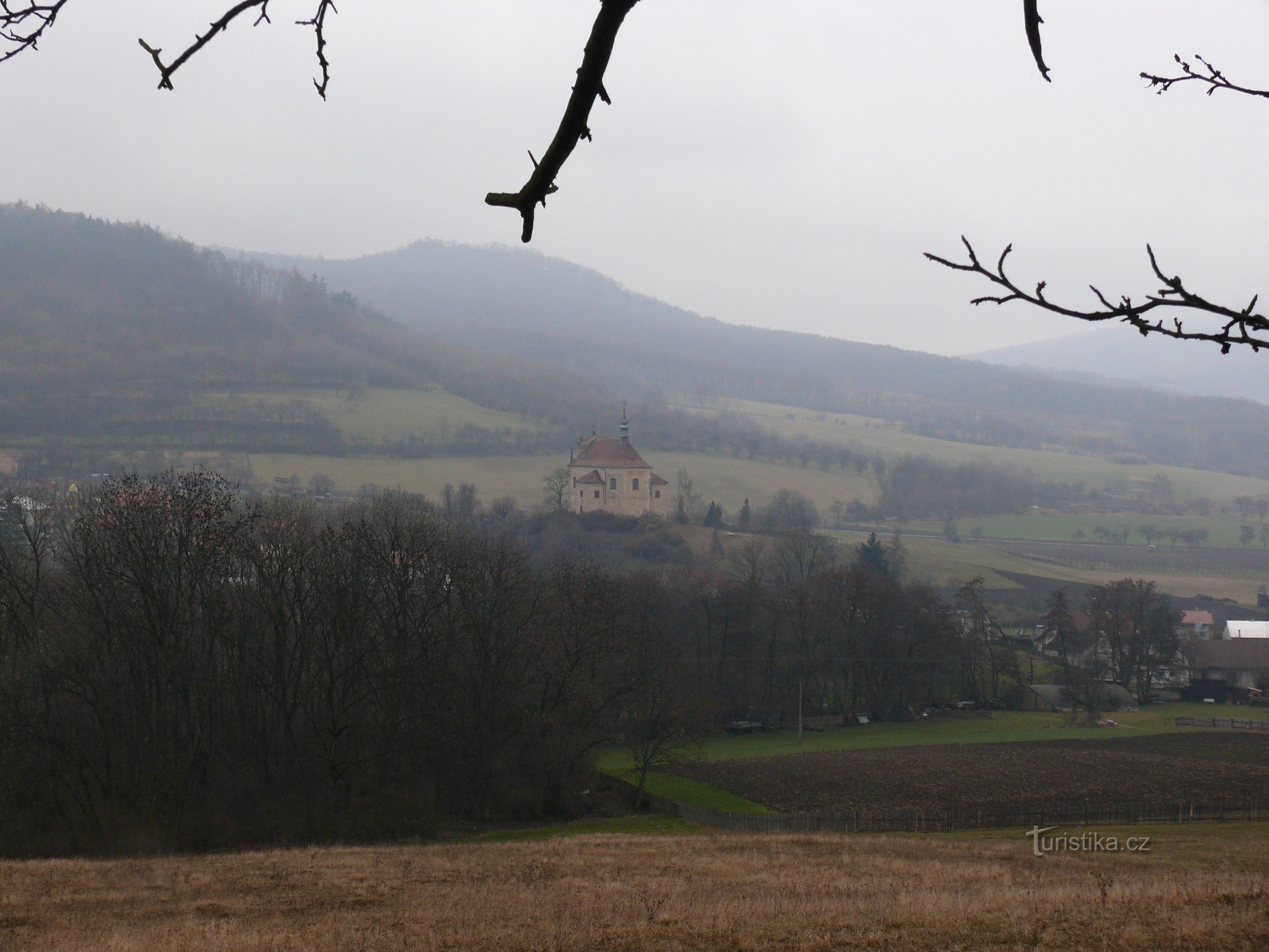 L'église vue de la route de Kocourov