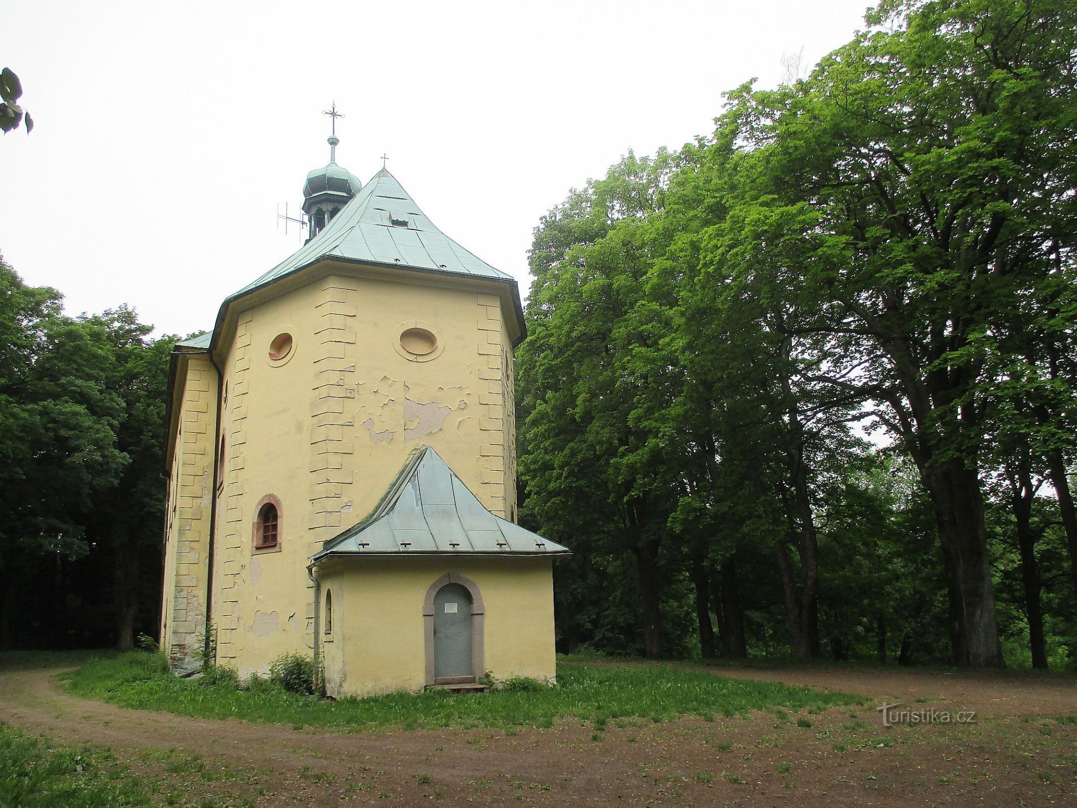 变形教堂（Lomnice nad Popelkou）