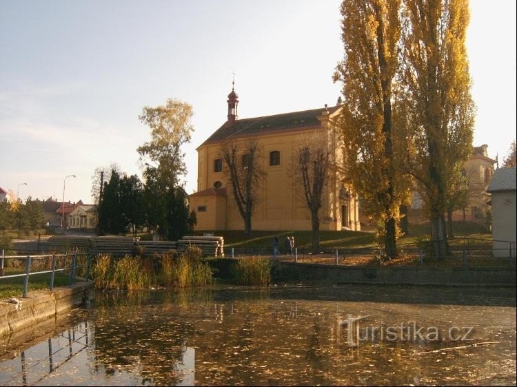 Biserica: Biserica parohială în stil baroc timpuriu Sf. Jakub din 1675? 1677