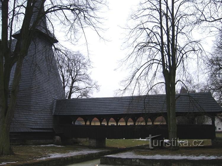 Église avec pont d'accès en bois