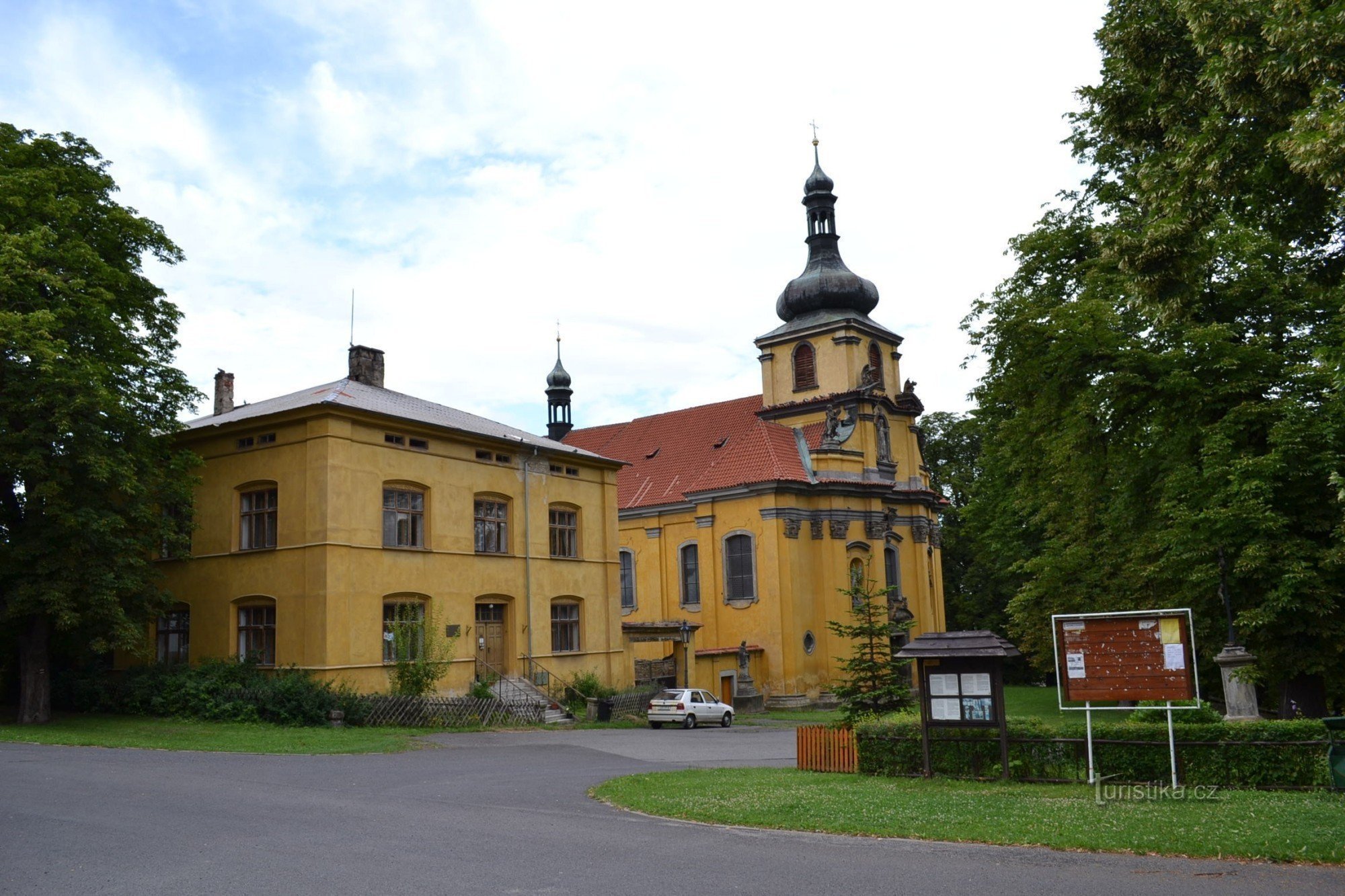 kirke med præstegård