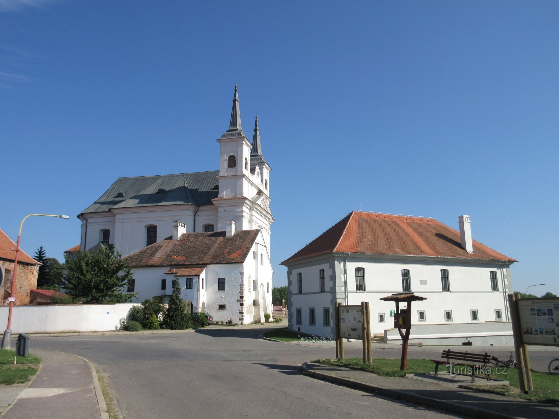 Kirke med præstegård og rådhus