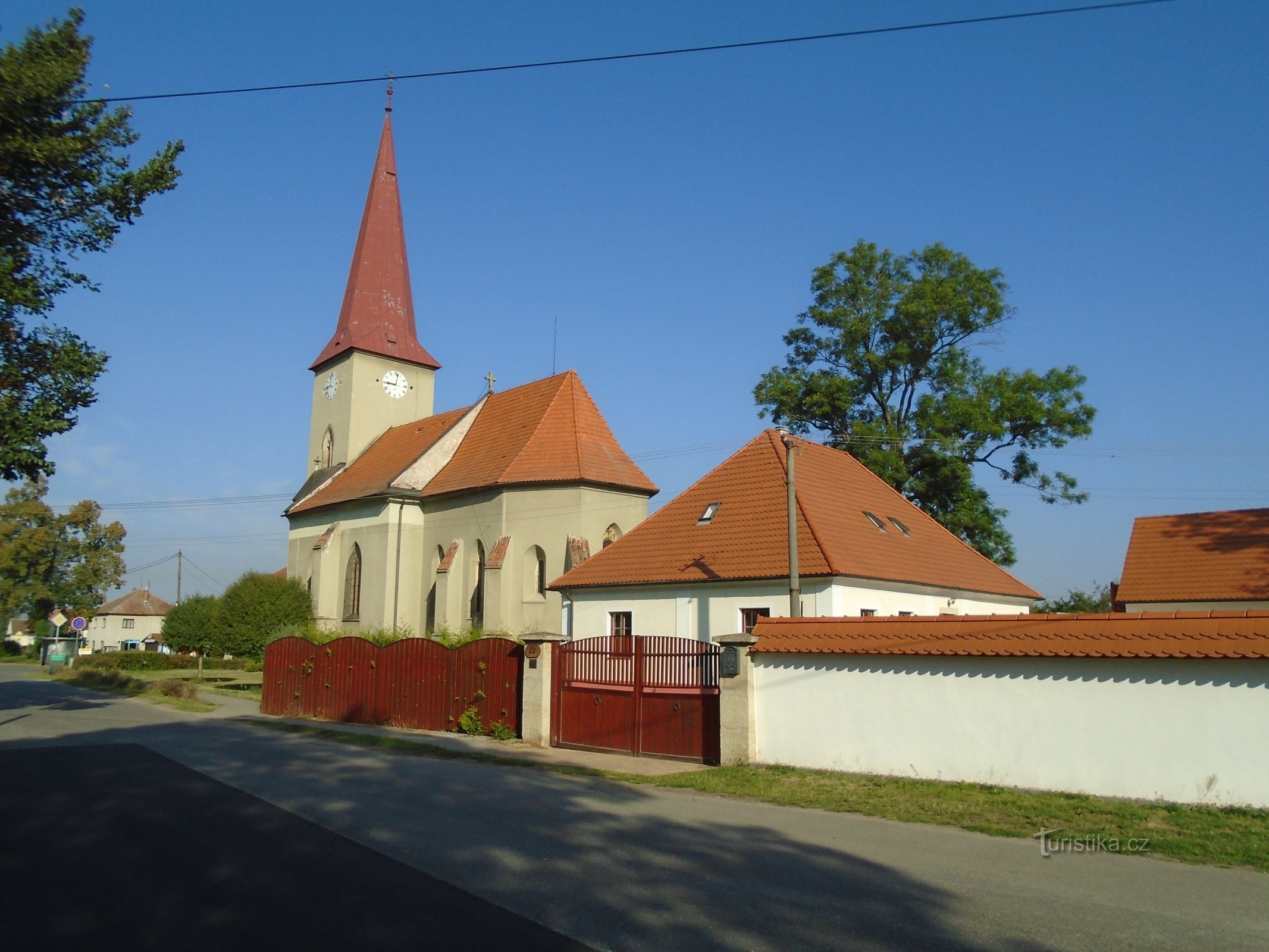 Kostel s farou (Kunětice, 5.9.2018)