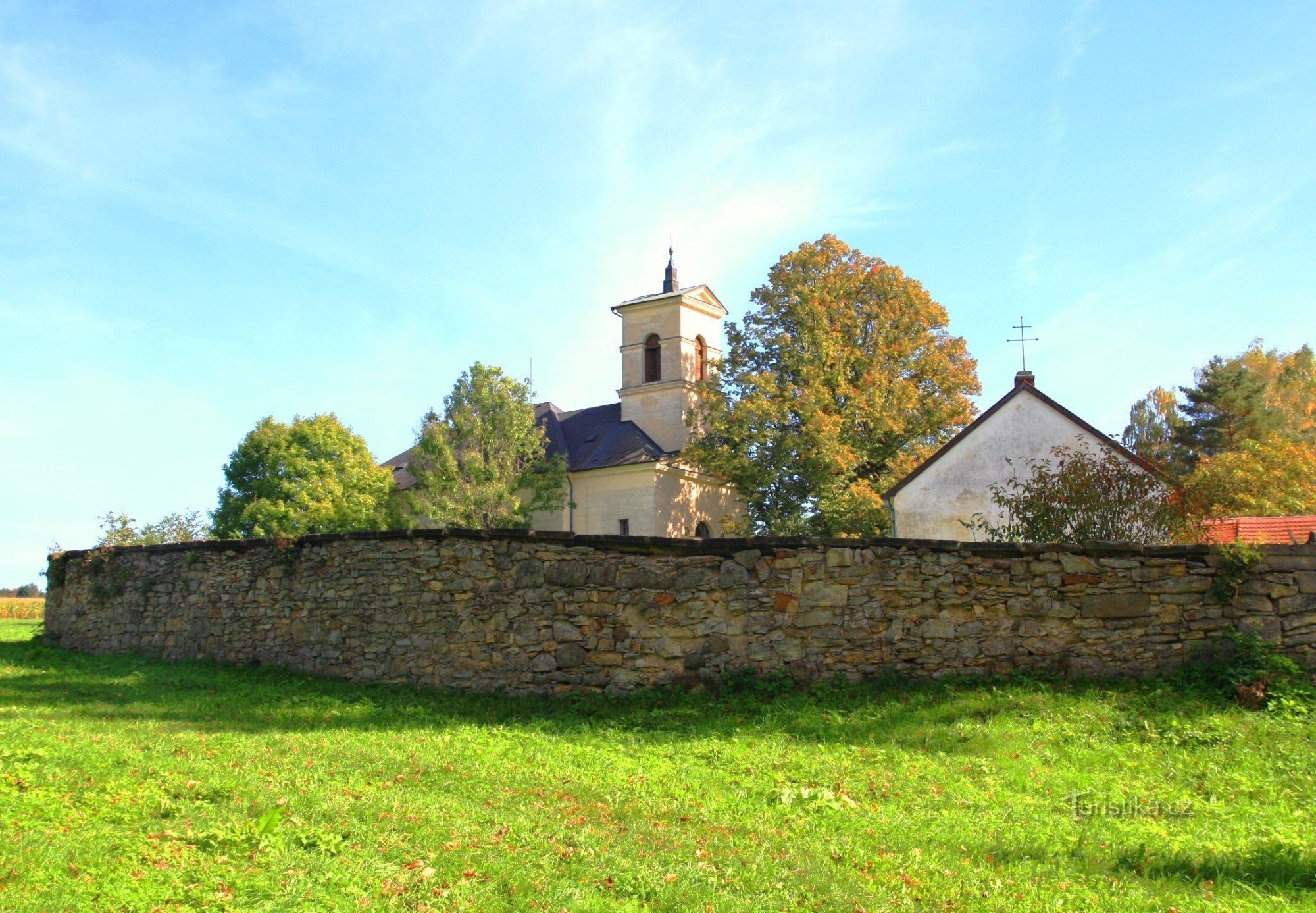 Église avec chapelle et cimetière
