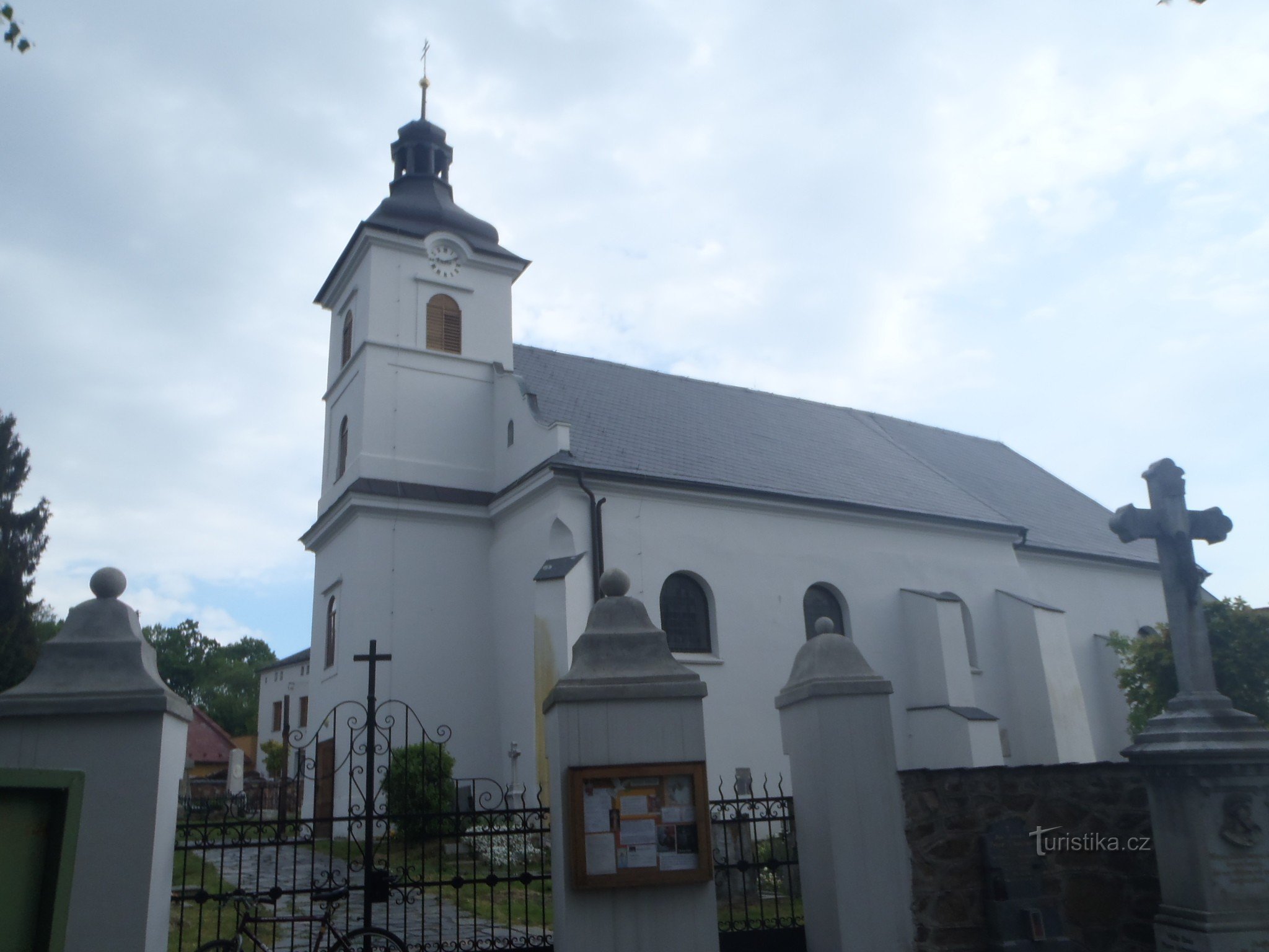 Cerkev z vhodom na pokopališče