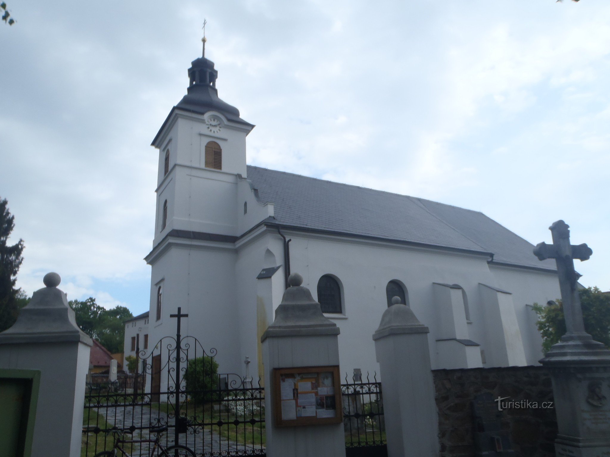 Igreja com a entrada para o cemitério