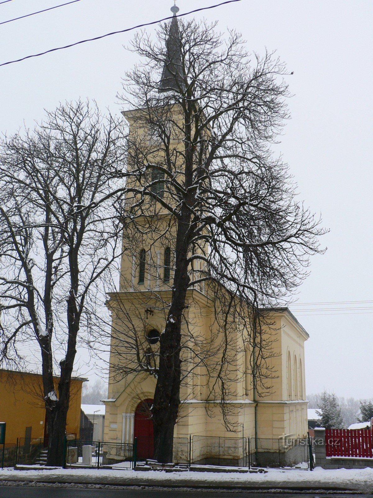 церковь сфотографирована плохо - она ​​спрятана за деревьями