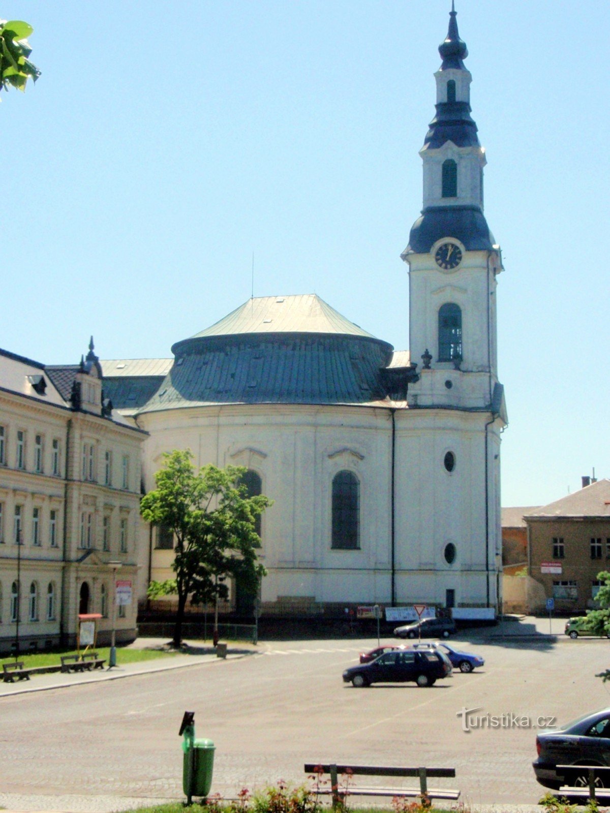 En kyrka med en skola