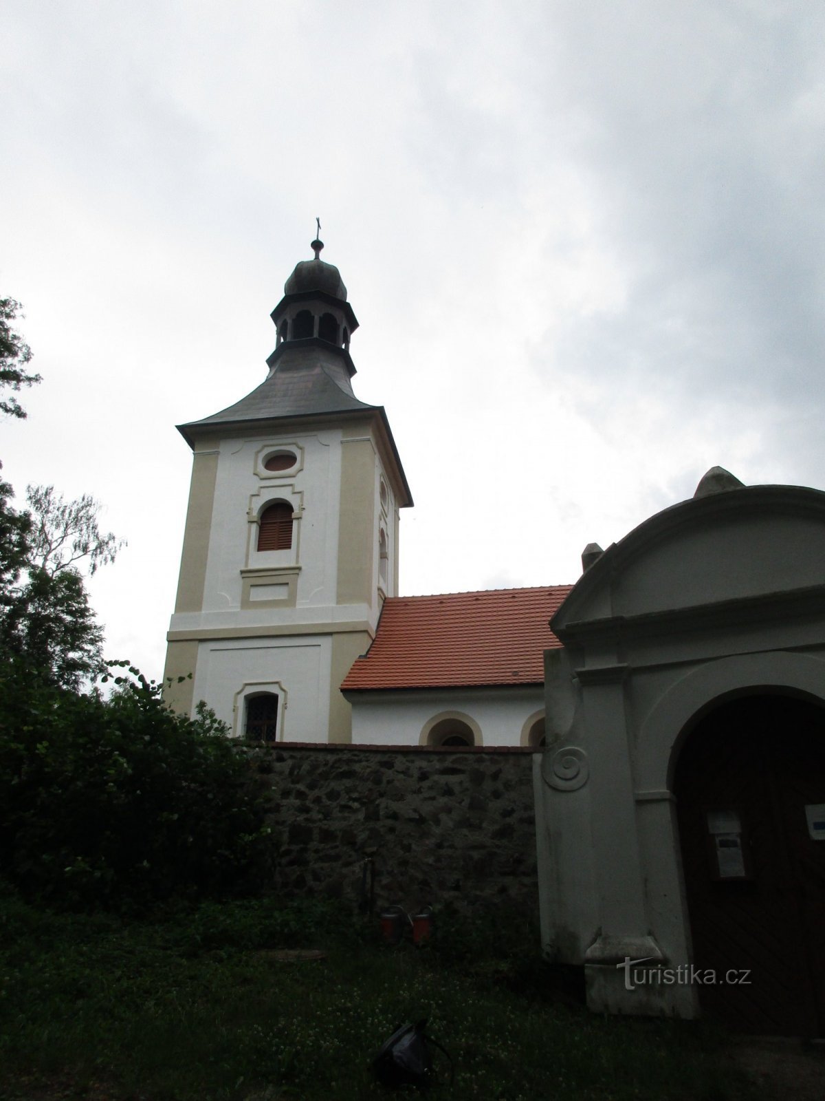 kerk met toegangspoort