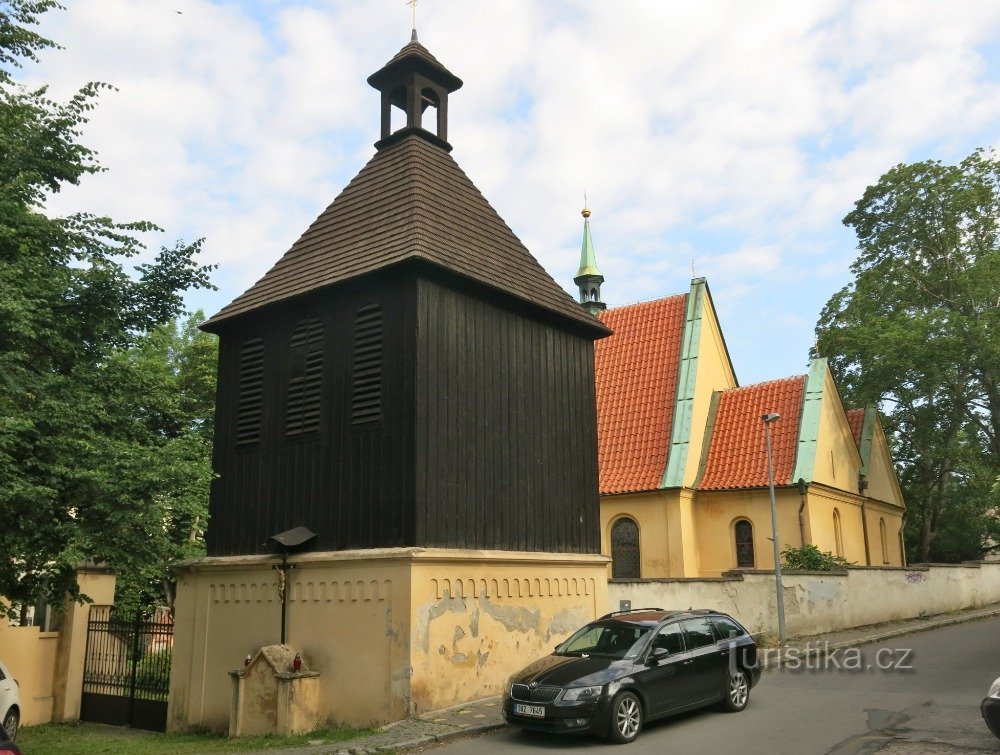 kyrka med klocktorn