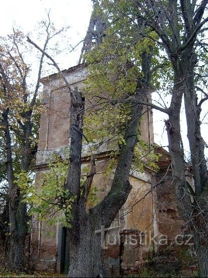 εκκλησία: βόρεια του χωριού