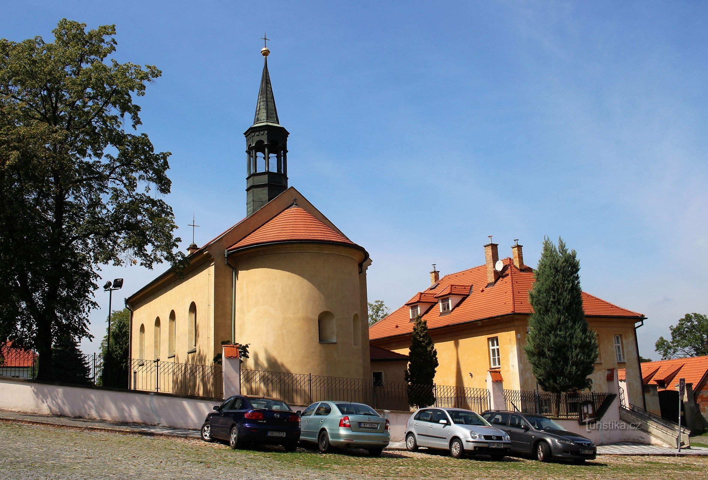 Église de St. Jean-Baptiste avec la paroisse