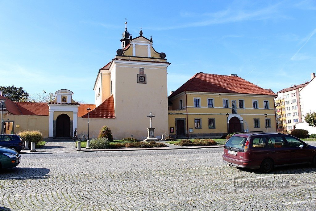 Kirche St. Elisabeth und das Pfarrhaus