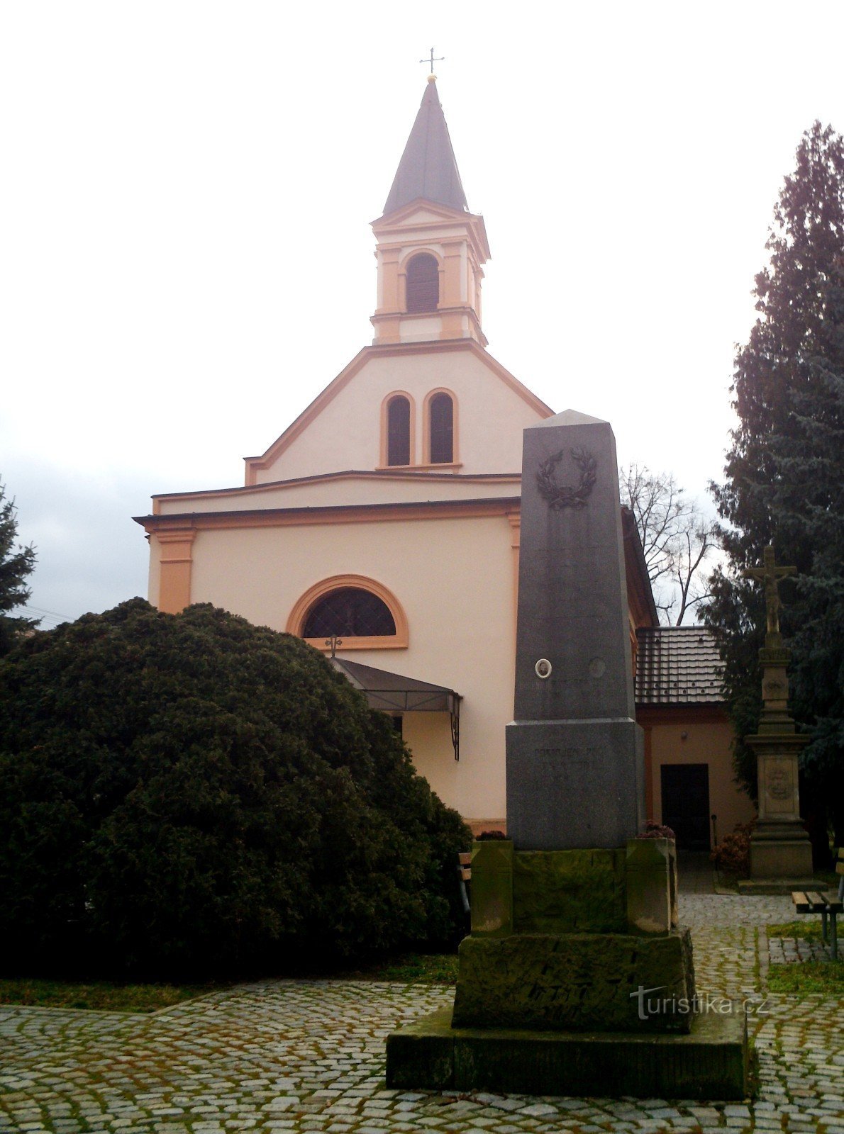 biserica sf. Anny + monument pentru victimele lui I. și II. razboi mondial