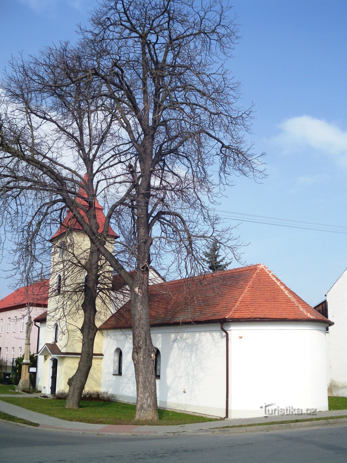 cerkev sv. Anny, šola je za njim