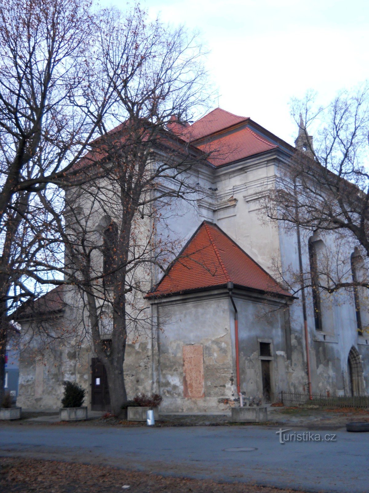 Kerk van St. Apollinaris op Husova náměstí