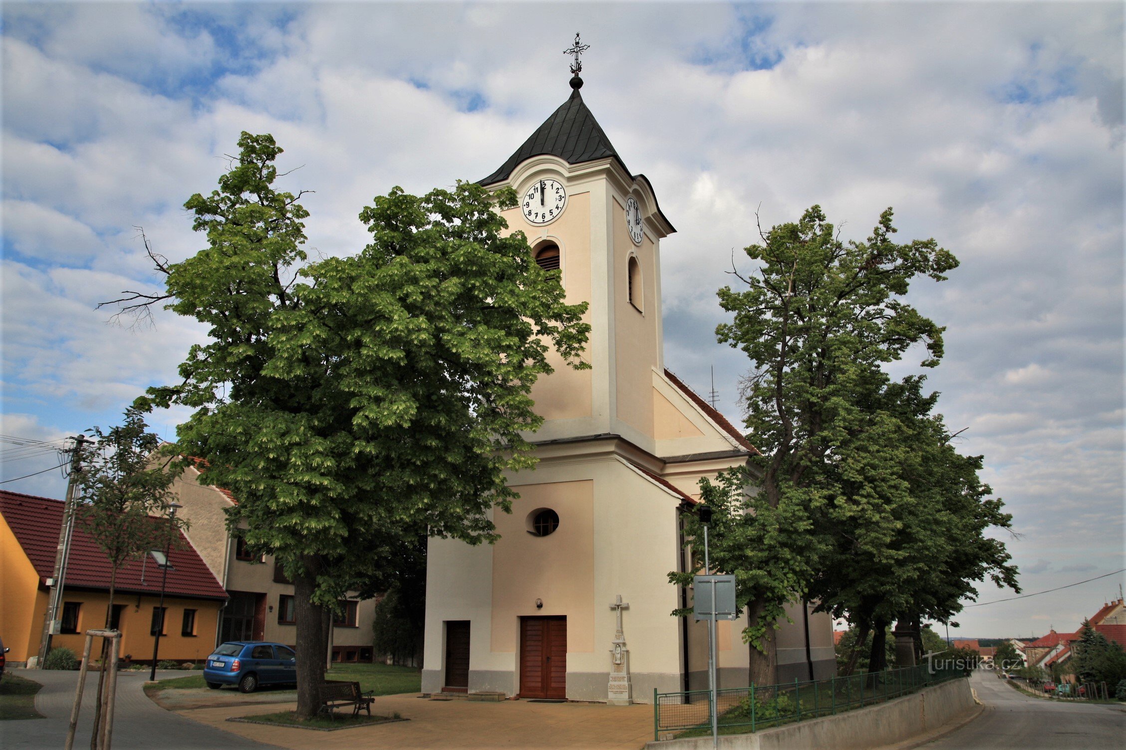 Kościół św. Barbory ​​w Šakvicach w górnej części wsi