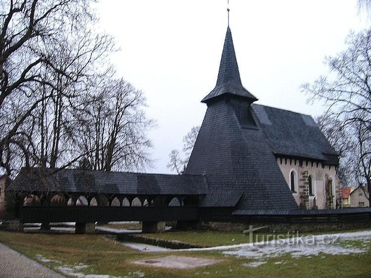 Église de St. Barthélemy avec un pont d'accès en bois