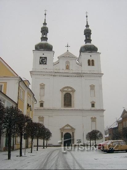 圣教堂Františka 和 Ignáce：Březnice 广场的主要特征最初是