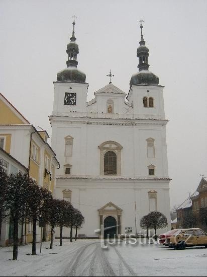 Kerk van St. Františka en Ignáce: Het dominante kenmerk van het Březnice-plein is oorspronkelijk