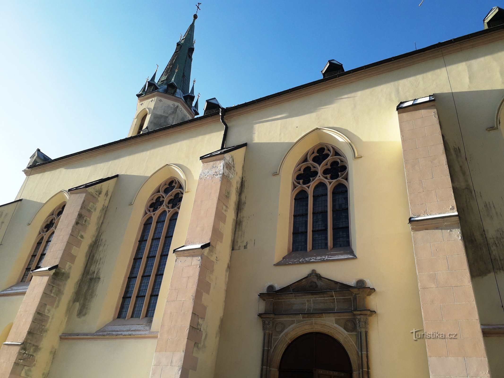 Kerk van St. Jáchyma vanaf de zijkant