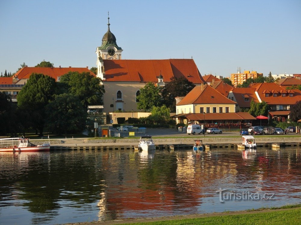 église de st. Jakub au-dessus de la rivière Vltava