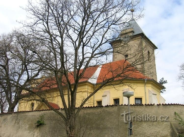 Kostel sv. Jakuba Většího: Pohled přes ohradní zeď