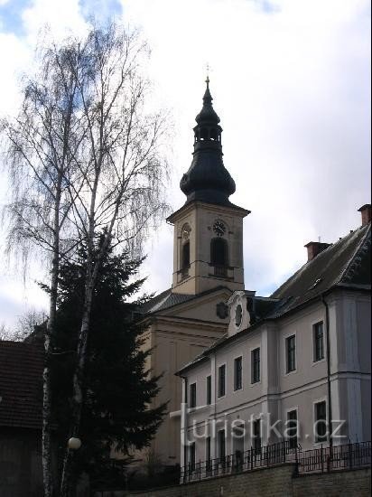 kerk van st. Jakub Vetší met de pastorie