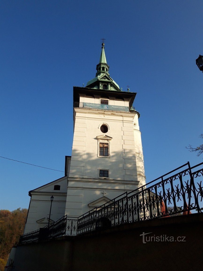 Iglesia de San San Juan Bautista y la torre de observación en el balneario de Teplice