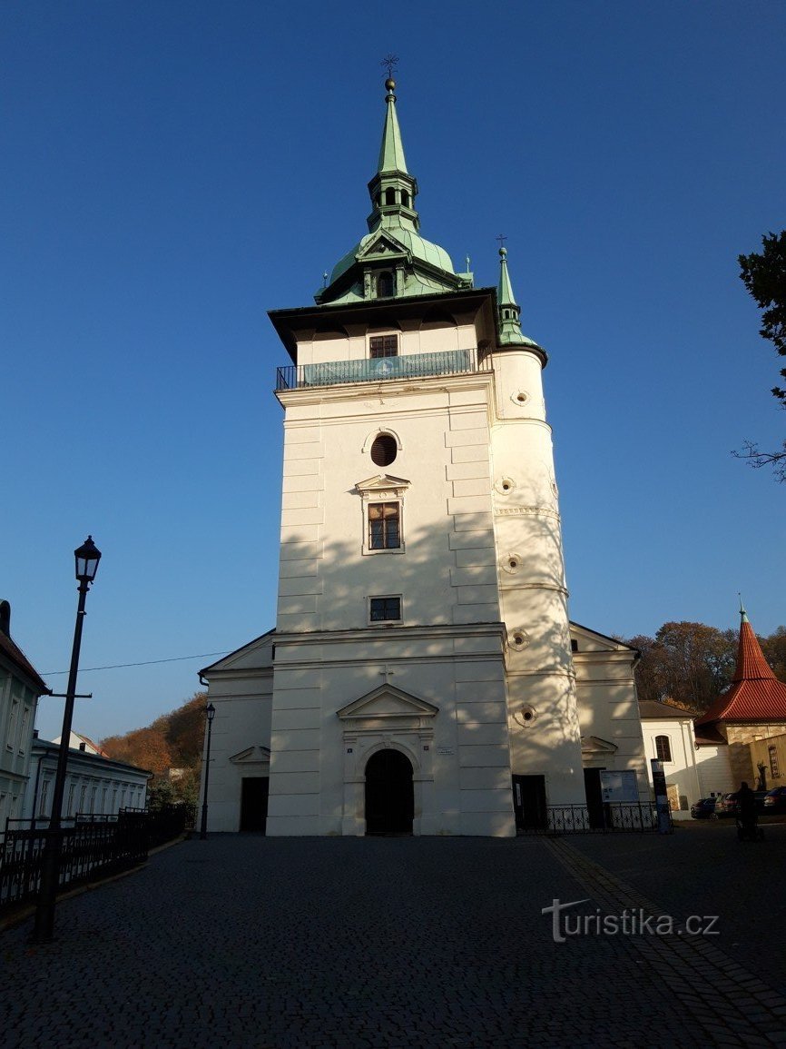 Chiesa di S. Giovanni Battista e la torre di osservazione nelle terme di Teplice