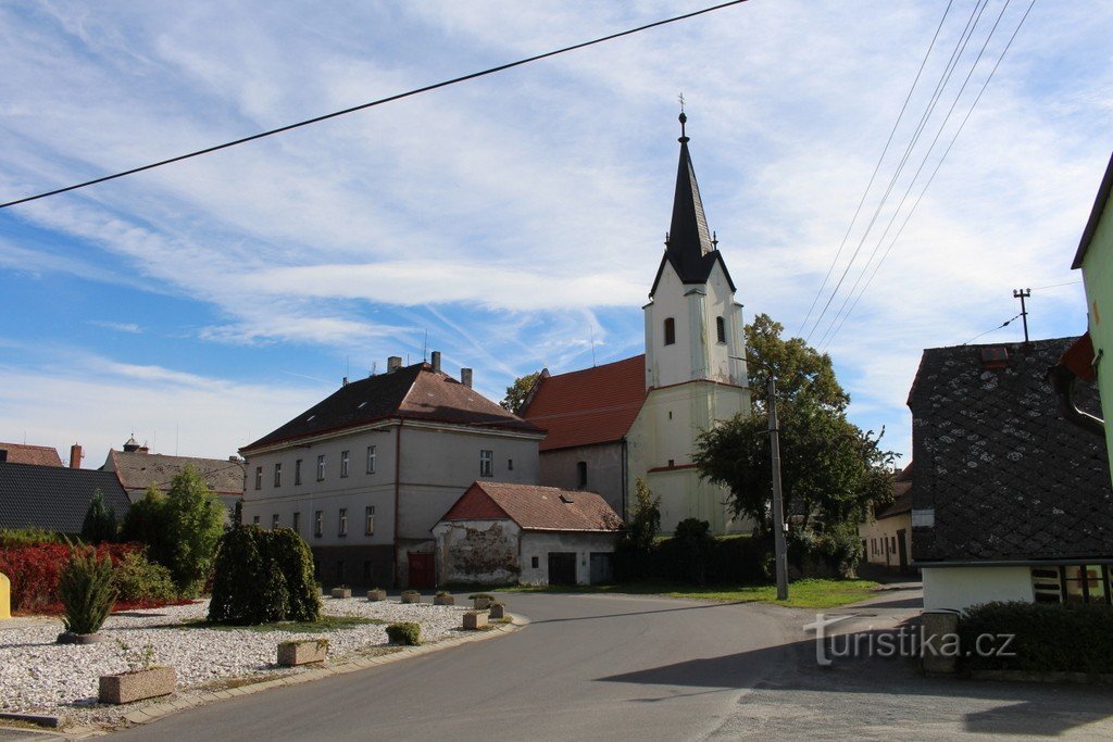 Biserica Sf. Ioan Botezătorul, vedere din piață