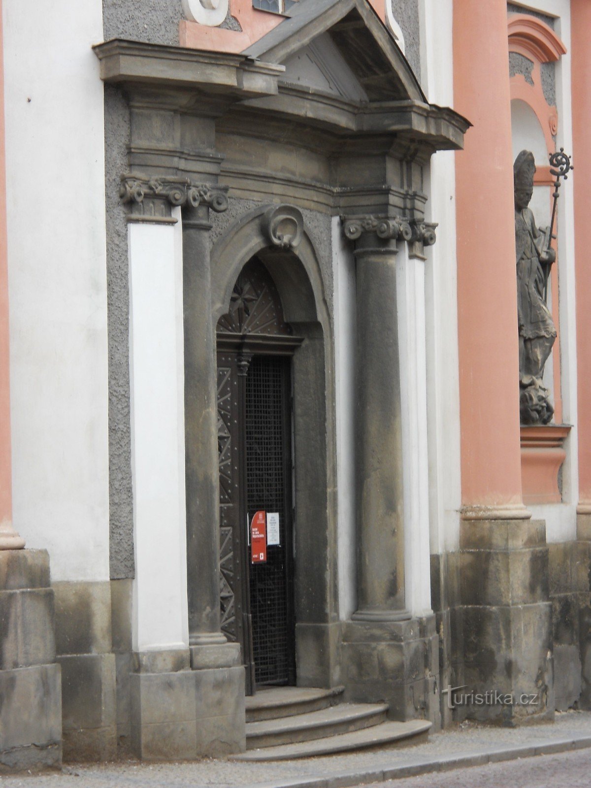 Nepomuki Szent János templom - bejárat