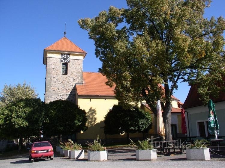 iglesia de st. Jiljí: Iglesia de St. Jiljí, el imponente hito del pueblo, construido a finales del siglo XIII.