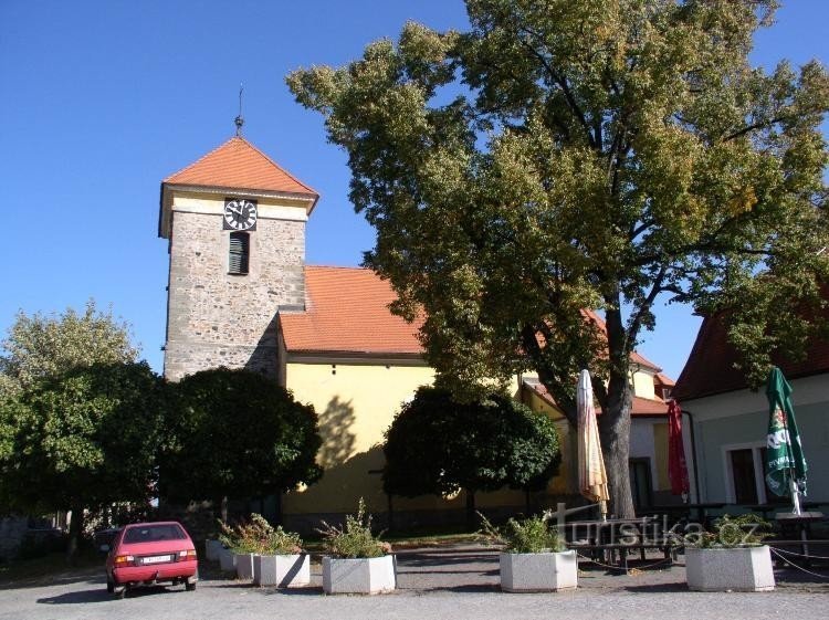 kerk van st. Jilji: Kerk van St. Jiljí, het torenhoge herkenningspunt van het dorp, gebouwd aan het einde van de 13e eeuw.