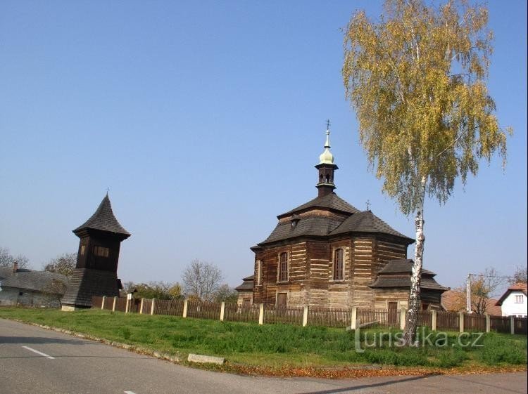 kościół św. Jerzy z pryzmatyczną dzwonnicą