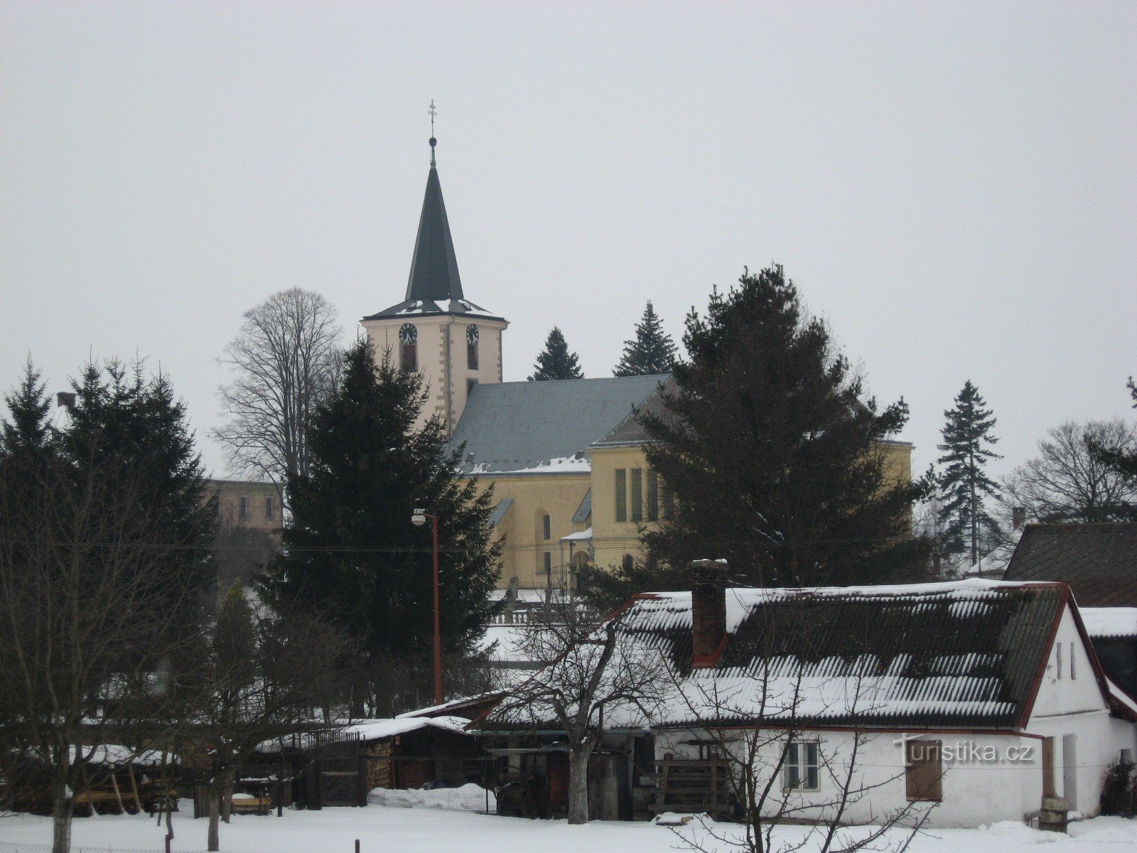 kostel sv.Jiří, vlevo fara