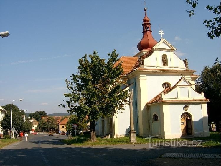 Kostel Sv. Josefa  a náměstí: pohled ze západní strany obce na kostel, v pozadí náměstí