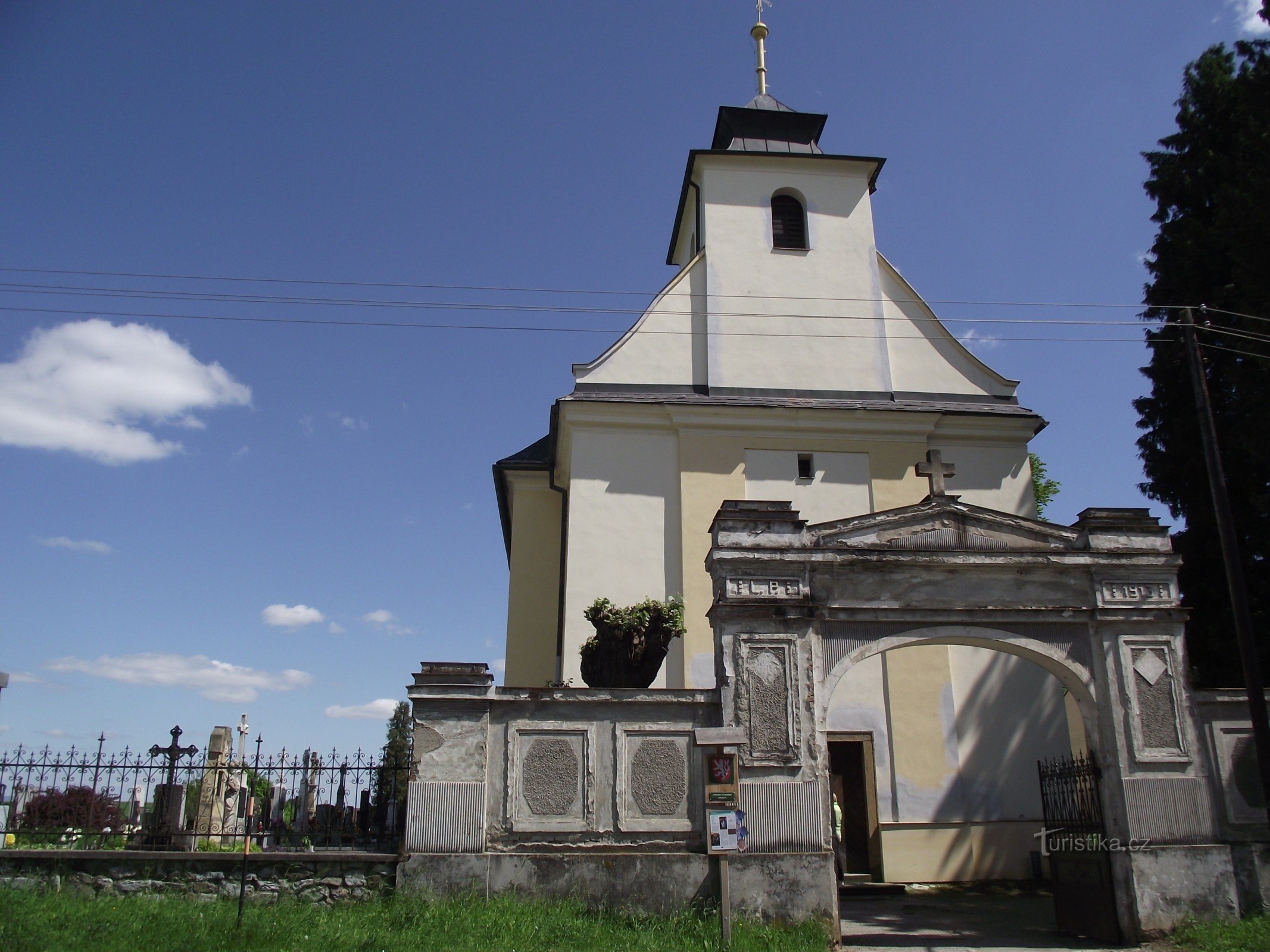 kostel sv. Kateřiny a hřbitovní brána